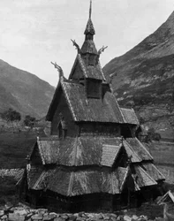 ノルウェーのボルグンド木造教会（12世紀）（モノクロ写真