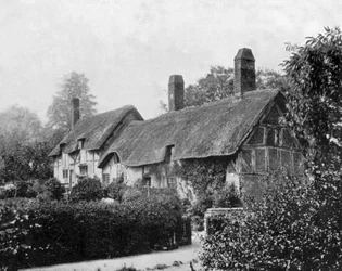 イギリス、ストラットフォード・アポン・エイボンのアン・ハサウェイ（シェイクスピアの妻）のコテージ（家）、1890年頃の写真（モノクロ写真