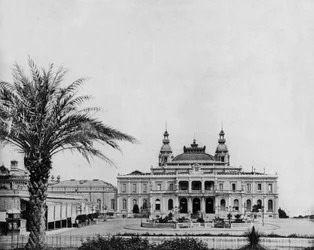 1863年にシャルル・ガルニエによって建設されたモンテカルロのカジノ（モノクロ写真