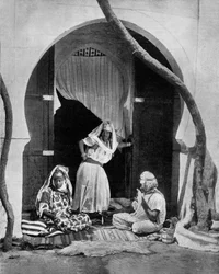 ムーア人女性の一団、アルジェリア、1890年頃、旅行家・講演者ジョン・ローソン・ストッダード（1850-1931）撮影、シカゴ向け教育出版物