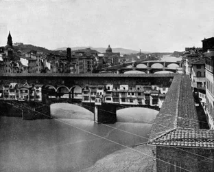 イタリア・フィレンツェのポンテベッキオ、アルノ川に架かる古い橋（モノクロ写真