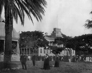 サンドウィッチ諸島ホノルルの王宮 写真：ジョン・ローソン・ストッダード（1850年 1931年） 旅行家・会議家 教育出版 - シカゴ（モノクロ写真