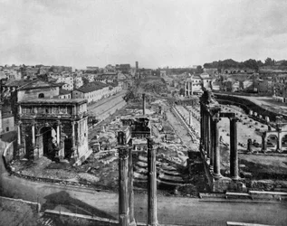 古代記念建造物の廃墟があるローマのフォルム：セプティミウス・セウェルスの凱旋門（左）、サトゥルヌス神殿の柱（右）、ウェスパシアヌス神殿の柱（中央、前景）