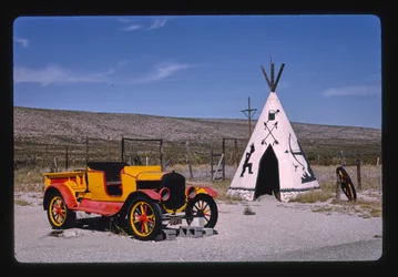 アパッチ・キャニオン・トレーディング・ポスト、ティピーと車（米国ニューメキシコ州ホワイツ・シティ、ルート62と180