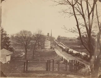 1865年4月、バージニア州ピーターズバーグに入る陸軍貨車の列車（写真）