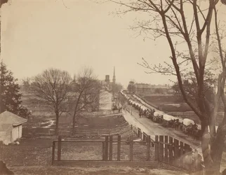 1865 年 4 月、バージニア州ピーターズバーグに進入する軍用貨車の列車。