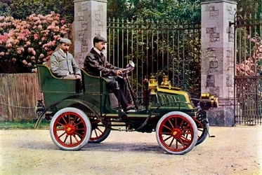 自動車に座っている 2 人のエドワード朝の紳士、1902～1903 年
