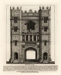 ロンドン大火の後、1672年に再建されたニューゲートには、ロンドン市長リチャード・ウィッティントンが建設した旧ゲートから、Justice（正義）、Fortitude（不屈）、Prudence（賢明）の3人の人物が配置されています。