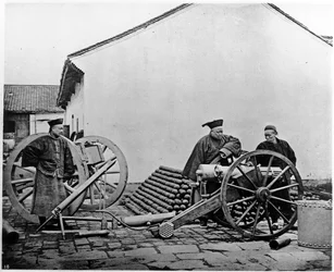 中国 砲兵隊の将校と兵士 1870年頃（写真