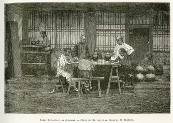 ペキンの七宝工房の職人たち。1873年にT.Chutzeが北京と中国北部への旅を説明するために撮影したM.Thomsonの写真をもとにしたエングレーヴィングで、1876年にEdouard Chartonが編集した「Le tour du monde」に掲載されています（アシェット版）。