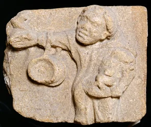 アイテムを運ぶ修道士を描いた石の彫刻、Muchelney Abbey、サマセット、c2010
