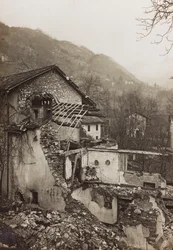 アルバム "Meine weltkriegs - Erinnerungen South-West Front (Carinthia, Italien, South Tyrol) (私の世界大戦-南西戦線の記憶（カリンシア、イタリア、トレンティーノ・アルト・アディジェ）1915/03/1931-12/11/1918 - Josef Zohles Wien ": 家の瓦礫（モノクロ写真）。