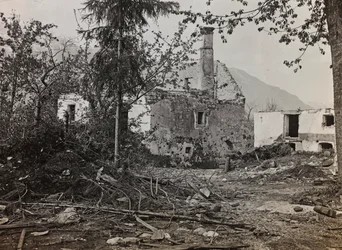 アルバム "Meine weltkriegs - Erinnerungen South-West Front (Carinthia, Italien, South Tyrol) (私の世界大戦-南西戦線の記憶（カリンシア、イタリア、トレンティーノ・アルト・アディジェ）1915/03/1931-12/11/1918 - Josef Zohles Wien ": Bovecの瓦礫（モノクロ写真）。