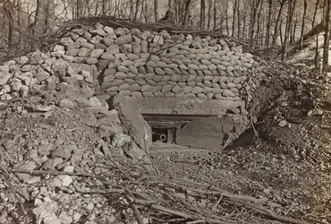 アルバム「Meine weltkriegs - Erinnerungen South-West Front (Carinthia, Italien, South Tyrol) (私の世界大戦-南西戦線の記憶（カリンシア、イタリア、トレンティーノ・アルト・アディジェ）1915年3月31日-1918年11月19日 - Josef Zohles Wien ": 大砲のある軍用バンカー