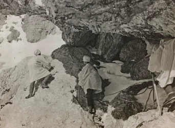 アルバム「Meine weltkriegs - Erinnerungen South-West Front (Carinthia, Italien, South Tyrol) (私の世界大戦-南西戦線の記憶（カリンシア、イタリア、トレンティーノ・アルト・アディジェ）1915/03/1915-12/11/1918 - Josef Zohles Wien ": 山の中の軍用掩蔽壕