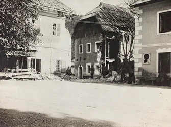 アルバム "Meine weltkriegs - Erinnerungen South-West Front (Carinthia, Italien, South Tyrol) (私の世界大戦-南西戦線の記憶（カリンシア、イタリア、トレンティーノ・アルト・アディジェ）1915年3月31日-1918年11月19日 - Josef Zohles Wien ": 瓦礫のある広場（モノクロ写真