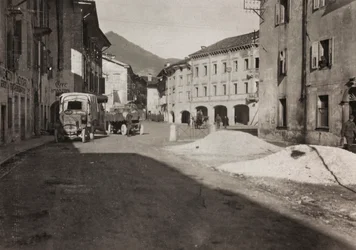 アルバム "Meine weltkriegs - Erinnerungen South-West Front (Carinthia, Italien, South Tyrol) (私の世界大戦-南西戦線の記憶（カリンシア、イタリア、トレンティーノ・アルト・アディジェ）1915/03/1931-12/11/1918 - Josef Zohles Wien ": トルメゾ広場（モノクロ写真