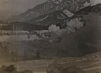 アルバム "Meine weltkriegs - Erinnerungen South-West Front (Carinthia, Italien, South Tyrol) (私の世界大戦-南西戦線の思い出（カリンシア、イタリア、トレンティーノ・アルト・アディジェ）1915/03/1931-12/11/1918 - Josef Zohles Wien ": 爆撃（白黒写真