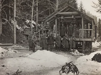 アルバム「Meine weltkriegs - Erinnerungen South-West Front (Carinthia, Italien, South Tyrol) (私の世界大戦-南西戦線の記憶（カリンシア、イタリア、トレンティーノ・アルト・アディジェ）1915年3月31日-1918年11月19日 - Josef Zohles Wien ": カーブの前の兵士たち。