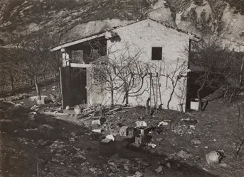 アルバム "Meine weltkriegs - Erinnerungen South-West Front (Carinthia, Italien, South Tyrol) (私の世界大戦-南西戦線の思い出（カリンシア、イタリア、トレンティーノ・アルト・アディジェ）1915年3月31日-1918年11月19日 - Josef Zohles Wien ": 家（モノクロ写真）。