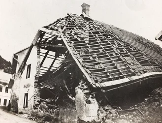 アルバム "Meine weltkriegs - Erinnerungen South-West Front (Carinthia, Italien, South Tyrol) (私の世界大戦-南西戦線の思い出（カリンシア、イタリア、トレンティーノ・アルト・アディジェ）1915年3月31日-1918年11月19日 - Josef Zohles Wien ": Ugovizの家の瓦礫