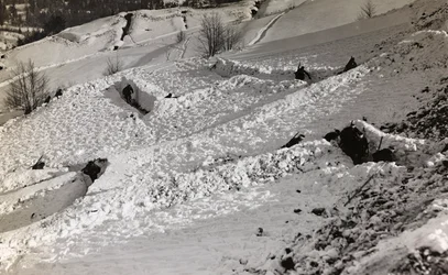 アルバム "Meine weltkriegs - Erinnerungen South-West Front (Carinthia, Italien, South Tyrol) (私の世界大戦-南西戦線の思い出（カリンシア、イタリア、トレンティーノ・アルト・アディジェ）1915年3月31日-1918年11月19日 - Josef Zohles Wien ": 雪の中の塹壕（モノクロ写真