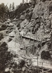 アルバム "Meine weltkriegs - Erinnerungen South-West Front (Carinthia, Italien, South Tyrol) (私の世界大戦-南西戦線の記憶（カリンシア、イタリア、トレンティーノ・アルト・アディジェ）1915年3月31日-1918年11月19日 - Josef Zohles Wien ": 山への木製の歩道。