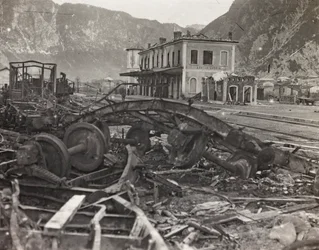 アルバム「Meine weltkriegs - Erinnerungen South-West Front (Carinthia, Italien, South Tyrol) (私の世界大戦-南西戦線の記憶（カリンシア、イタリア、トレンティーノ・アルト・アディジェ）1915/03/1915-12/11/1918 - Josef Zohles Wien ": 瓦礫や廃材のある