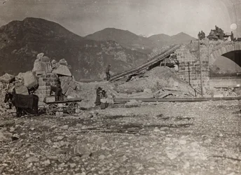アルバム "Meine weltkriegs - Erinnerungen South-West Front (Carinthia, Italien, South Tyrol) (私の世界大戦-南西戦線の記憶（カリンシア、イタリア、トレンティーノ・アルト・アディジェ）1915/03/1931-12/11/1918 - Josef Zohles Wien ": 橋の上に架かっていた瓦礫