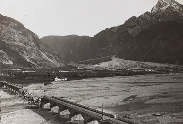 アルバム "Meine weltkriegs - Erinnerungen South-West Front (Carinthia, Italien, South Tyrol) (私の世界の戦争-南西戦線の思い出（カリンシア、イタリア、トレンティーノ・アルト・アディジェ）1915年3月31日-1918年11月19日 - Josef Zohles Wien ": Tagliamentoの橋（モノクロ写真