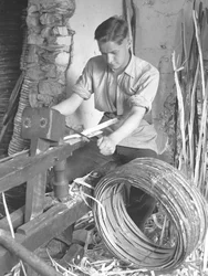 ドローナイフでフープを作るフープ職人
