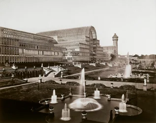 ロンドンのクリスタル・パレス：庭園と噴水、1870年頃（モノクロ写真