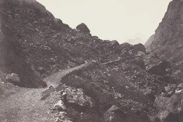 サン＝ソーヴール。ガヴァルニーへ続く混沌への道（Sentier du chaos conduisant à Gavarnie）,1853（写真）。