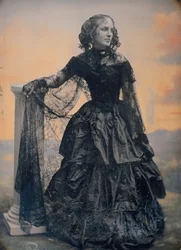 ブラック タフタのドレスとレースのショールを着た女性、カリフォルニア州。 1850年 クリエイター：ジョサイア・ジョンソン・ホーズ、アルバート・サンズ・サウスワース。