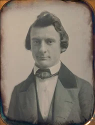 スリーピース・スーツと蝶ネクタイの若い男性 1850年代クリエイター。ジョサイア・ジョンソン・ホーズ、アルバート・サンズ・サウスワース。