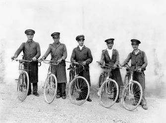 スポレートの「五銃士」、害虫駆除の警官、1930年頃（ゼラチン・シルバー・プリント）