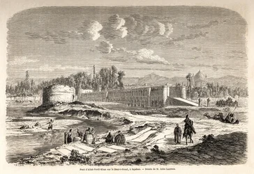 イスファハン（またはイスファハン）（イラン）にある1608年頃に建設された橋「アラー・ヴェルディ・カーン」は、ゼンド・エ・ルード川を渡るための交差点であると同時に、川の流れを調整するためのダムでもあり、ペルシャの支配者が監視するための「タラール（鏡のキオスク）」も設置されています。