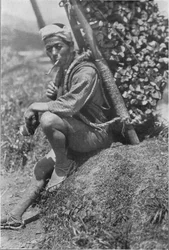 中年のクーリーは急いで銀行に腰を下ろしてレビューで私たちを通過させました、c1900、1921