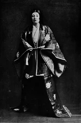 15世紀の日本の裁判所の衣装を着たチャールズバーネット夫人。ジャパで書かれたバーネット夫人の詩