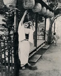 ネサンと呼ばれる茶屋のメイドの甘い性格の笑顔-姉、c1900、1921。