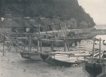 Tai-no-ura-漁船のある砂の縁にある小さな家、c1900、1921
