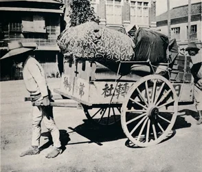 日本人は財産に奴隷ではありません。ほとんどが手押し車で家を動かすことができます、c1900、1921。