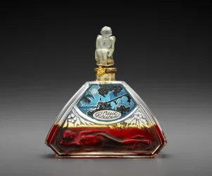 Nuit Fleurie、ボトルデザインc。 1920年、c。 1930年（ガラス、ワックス、糸）