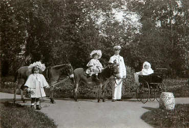 大公爵夫人オルガ、タチアナ、マリアオブロシア、ツァールスコエセロー、ロシア、c1899-c1900