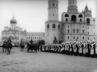 1912年、ロシアのクレムリンでモスクワの生徒のパレードを概観するニコラス2世皇帝