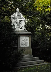 オーストリアの作曲家、フランツ・ペーター・シューベルト（1797-1828）に敬意を表したモニュメント。彫刻はカール・クンドマン（1838-1919）1872年。オーストリア、ウィーン市立公園