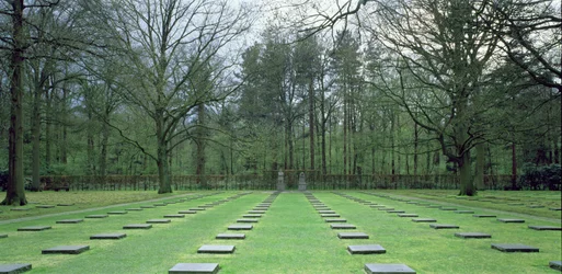Vladslo German Military Cemetery (写真) (176184も参照)