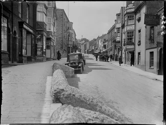 ブロード ストリート、ライム レジス、ドーセット、1925 年 5 月 22 日 (白黒写真)