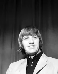1965 年 4 月 24 日、ミラノのヴェロドローム ヴィゴレッリでコンサートを行うビートルズ (白黒写真)