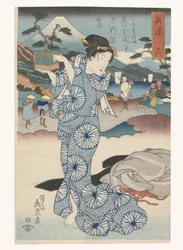 箱を持って立つ女性